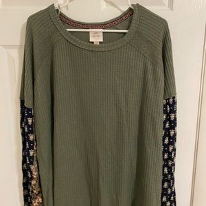 NWOT: Printed Sleeve Thermal Top
